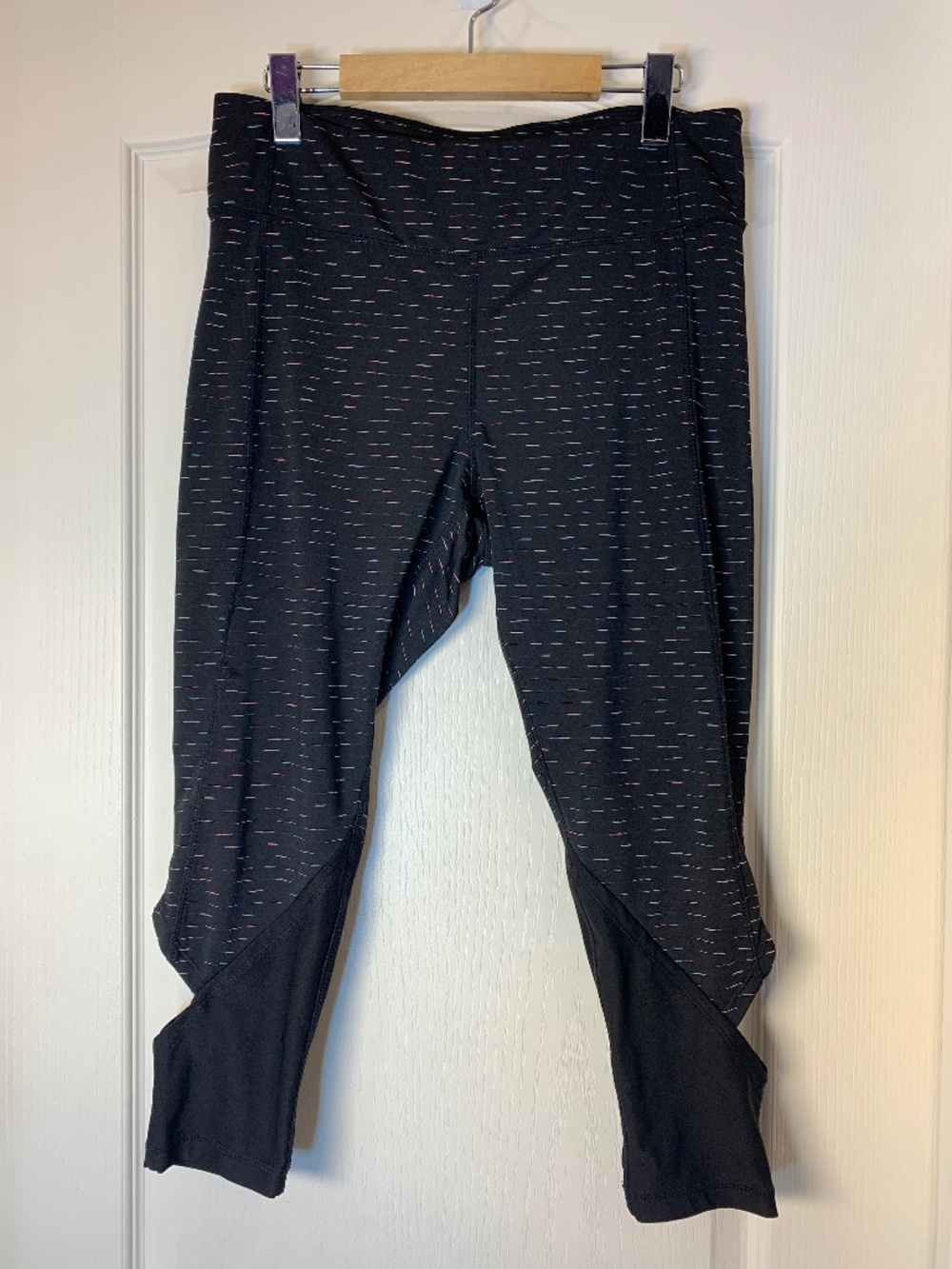 Nola Athletic Capri Leggings XL Black Colorful Print Side Cut Detail